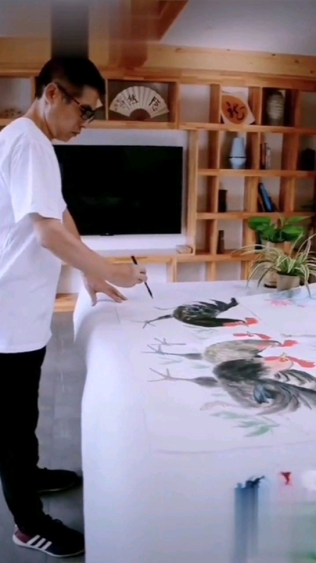 雪冬老师应邀在隐然民宿创作雄鸡图