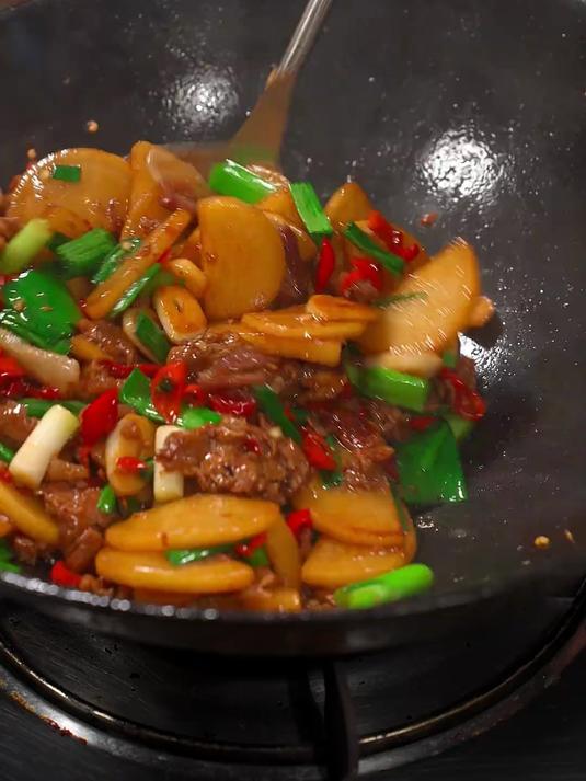 脆嫩鲜甜的白萝卜炒肉,炒前用盐抓一下白萝卜,味道更脆甜