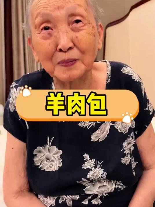 年轻人喜欢吃夜宵烧烤，无辣不欢，刺激性的食物还是要少吃哦#美食##记录生活#