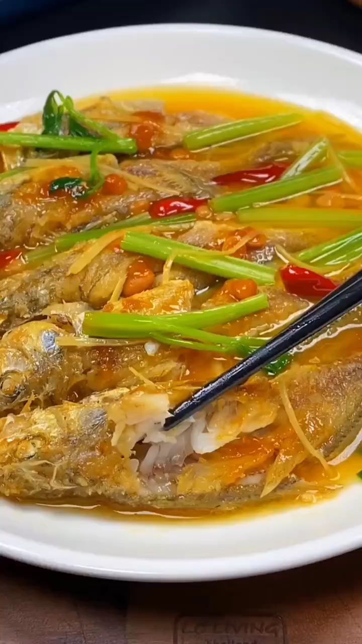 家烧小黄鱼,汤鲜味浓,咸香爽口,简单方便又好吃