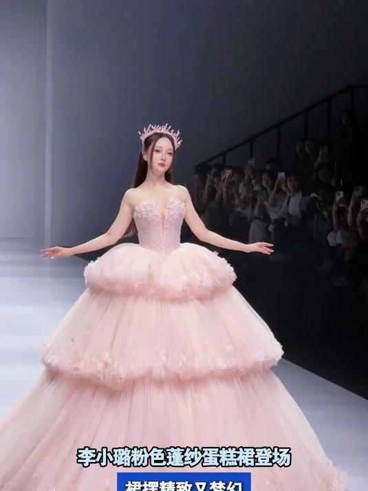 李小璐粉色蓬纱蛋糕裙登场,裙摆精致又梦幻