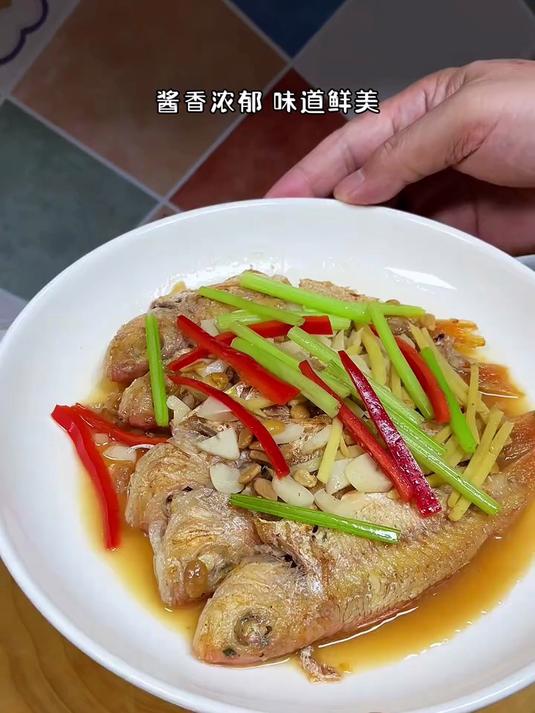 红杉鱼用豆酱烧一烧,味道真的很鲜美!