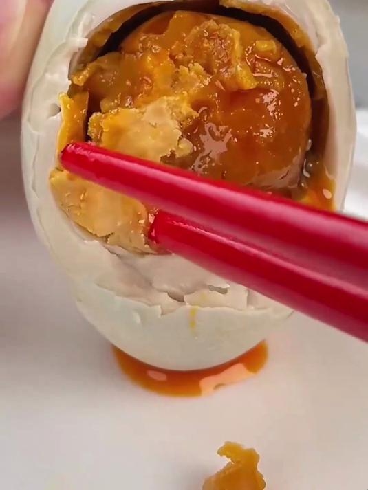散养海鸭生好蛋,咸香流油,配粥配饭都绝绝子!