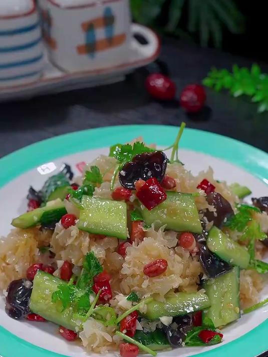 餐桌上不要总是大鱼大肉了，可以做一道凉拌银耳