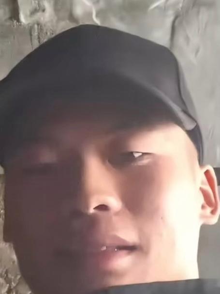男子给自家马儿玩，马儿给男子可爱卖萌，网友：找到马年头像了#马上健康过大年#