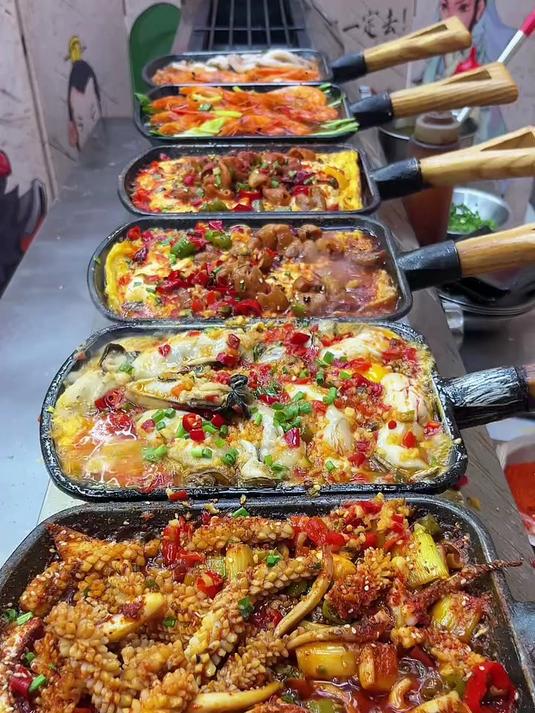 特色铁板菜，铁板鱿鱼花，铁板炙烤出焦香，酱料裹得均匀，Q 弹有劲不发硬#铁板菜#