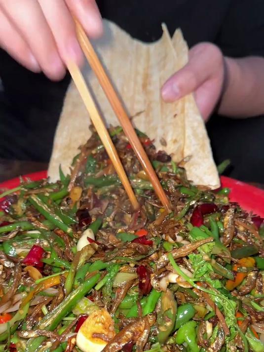 家乡菜，尖椒炒小鱼