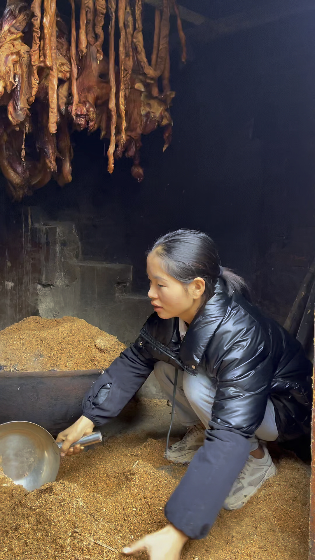 欢迎你来贵州吃地道的农家烟熏腊肉。我在贵州等着你