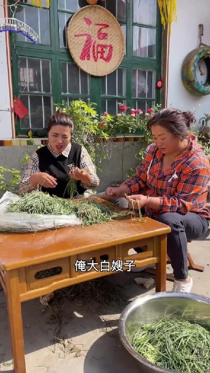 羊角菜包的大菜包子,一个人吃一个就吃的饱饱的了,真香。新农人 2021 乡村味道