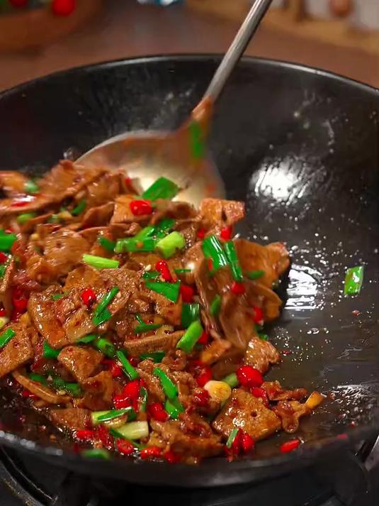 香辣又滑嫩的家常小炒猪肝，像我这样炒鲜嫩没有腥味