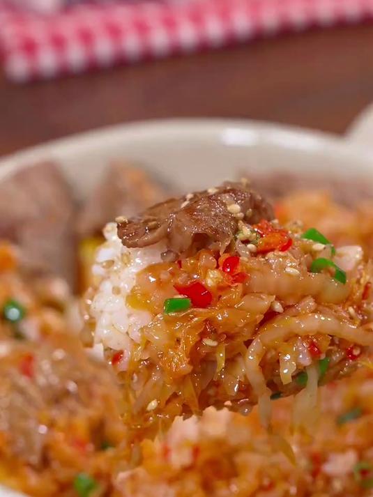 绝了一口下去香迷糊了,烤酸菜牛肉拌饭真的太好吃了