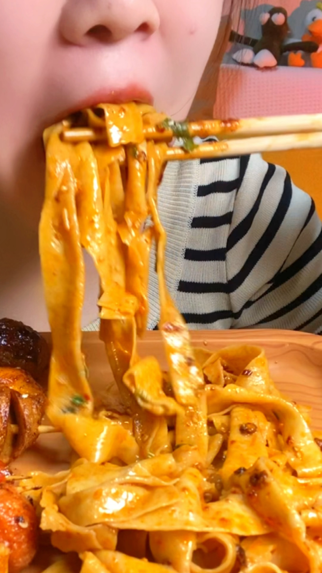 快叫你家管事的买给你吃,炸串和麻酱面皮太适合夜宵了!