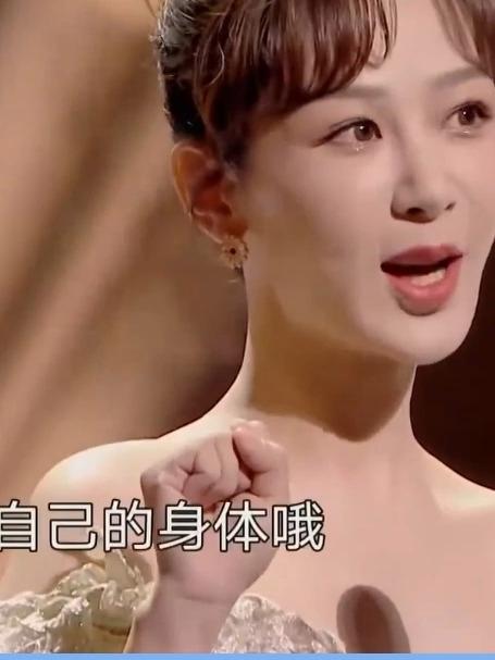 2025年杨紫再演“佟年”，颁奖舞台卖萌撒娇，李现没忍住笑惨了