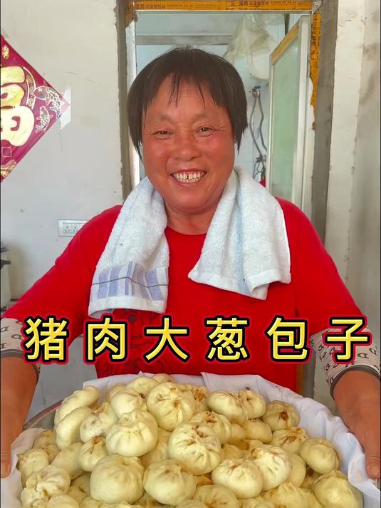 大家看一下咱家员工今天的午饭都吃些啥——猪肉大葱包子!