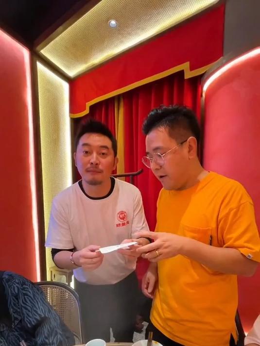 大LOGO太豪横了,在沙溢火锅店和陈赫汪苏泷一起涮澳洲龙虾和鲍鱼