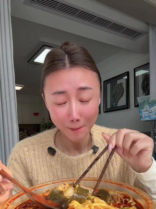 粉丝投稿麻辣烫实测！全素菜配培根狂炫，油筋面吸满汤汁香到舔碗#麻辣烫#