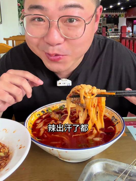 一碗鸡西刀削面,一盘拌牛肉,再来几串烤油边,感谢老板的醋和串