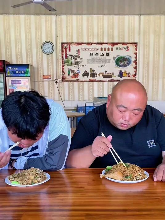 大哥偷吃我鸡腿了吗?你们说该怎么办?