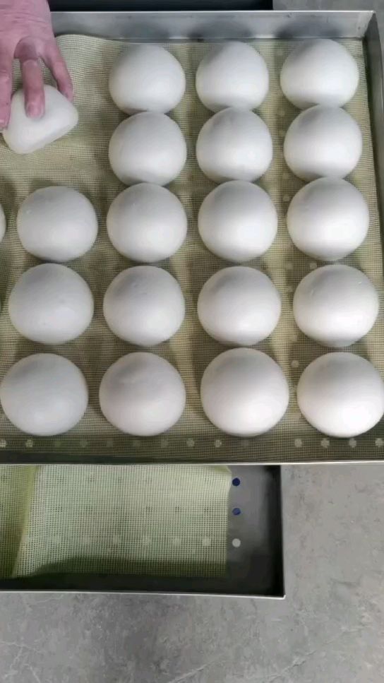 圆馒头机流水线,3万多的设备就可以实现全自动馒头流水线,一个小时可生产3600个馒头