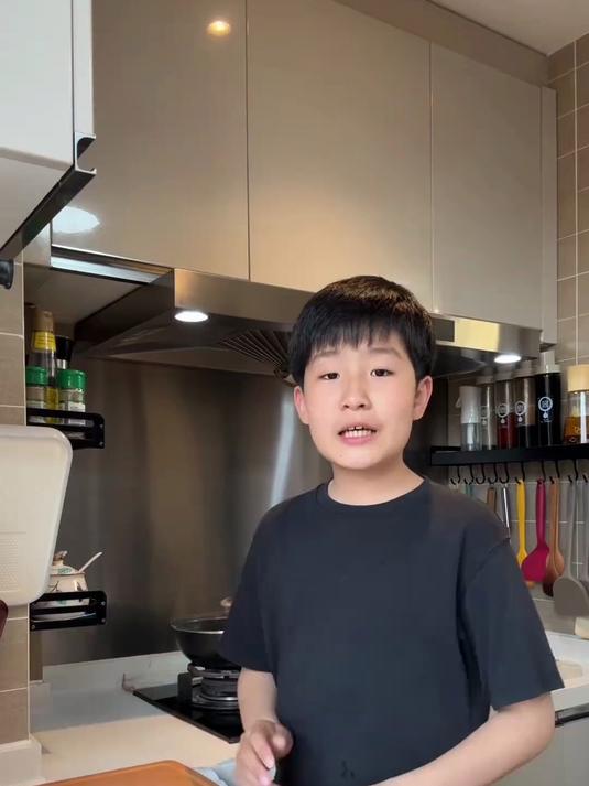 周末有时间儿子就会走进厨房做一桌丰盛的饭菜，三菜一汤