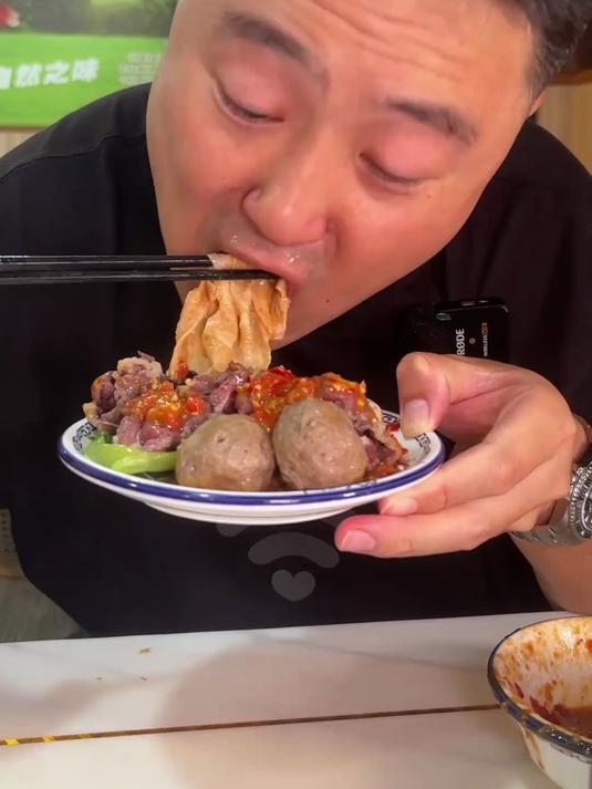 开在菜市场的牛肉火锅 早上6点就可以开吃了每个部位都有不同的口感 肉质鲜嫩 现打牛肉丸非常