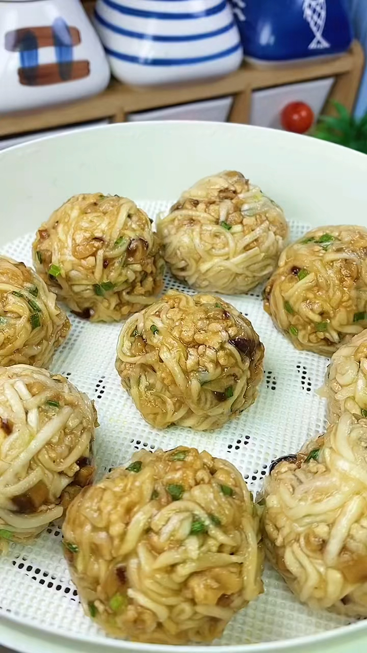 秋天的芋头浑身都是宝,秋天吃芋头胜过吃肉,芋头香菇蒸肉丸,芋香浓郁,唇齿留香