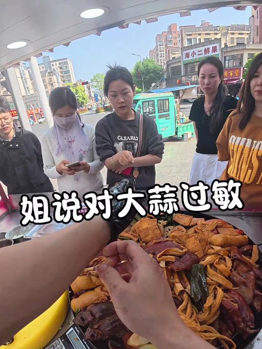 90后小伙挑战在县城摆摊卖卤菜