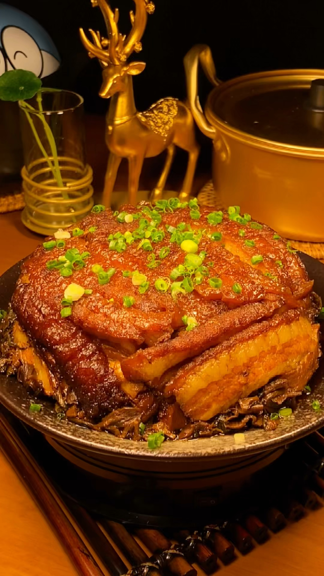 梅菜扣肉,也是广东客家人有名的一道家常菜,肥而不腻,入口即化,做法简单!