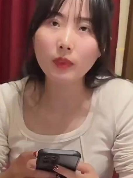 女友将特色菜名全部都说了一遍,一下子就把菜给点好了