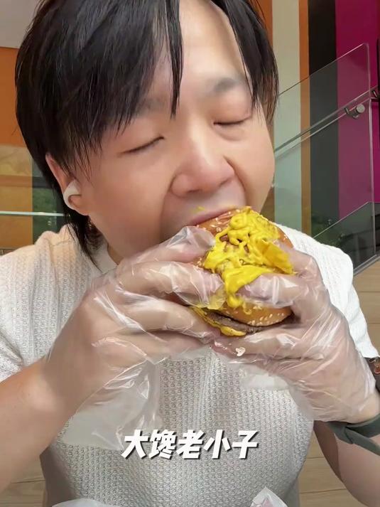 爽吃麦当劳新品!这一口下去到底能有多开朗#这也太好吃了 #麦当劳新品 #汉堡 #吃货日常 