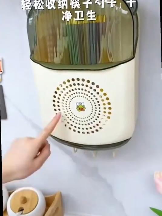 给厨房一定要放一个带罩子的筷子筒不但可以放筷子,还可以挂东西