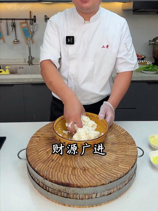 剩馒头别扔揉碎炸成金黄丸子2