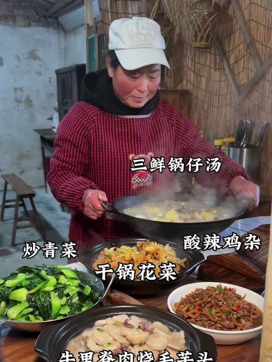 开饭啦!今天的菜都好好吃,尤其是那热腾腾的三鲜锅仔汤,太鲜了