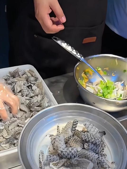 终于吃到了顺德捞起鱼皮 口感很独特 又香又脆