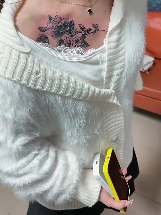 小姐姐锁骨纹身,非常的个性,真的是爱了