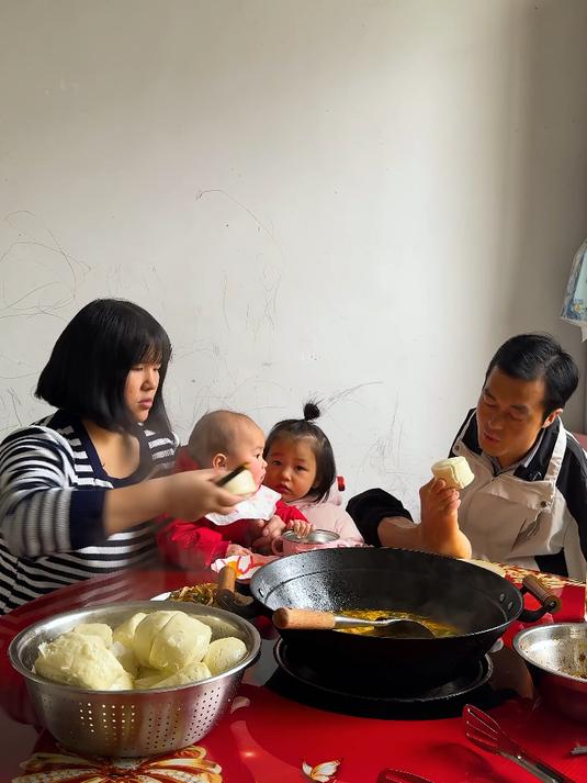 清晨厨房忙，奶爸蒸馒头、鸡腿菇这样搭配煮别样蛋汤，满是幸福味