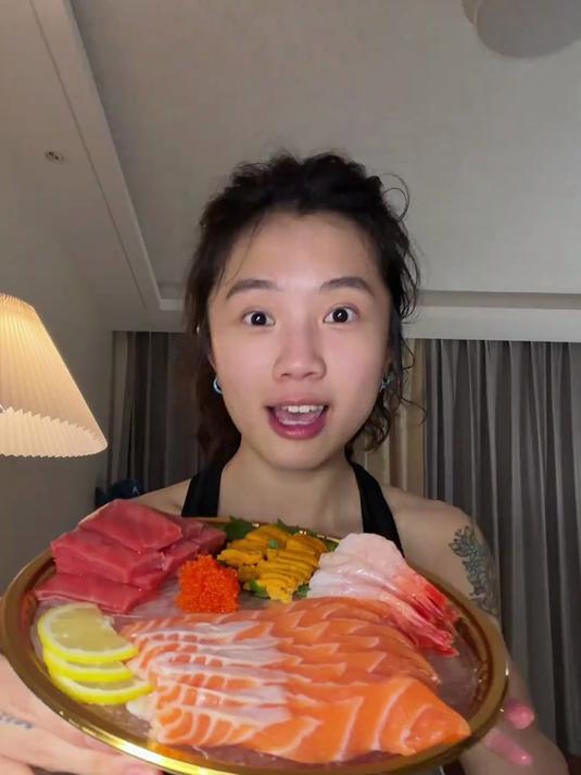三文鱼金枪鱼海胆鱼籽芒果牛油果鸡蛋