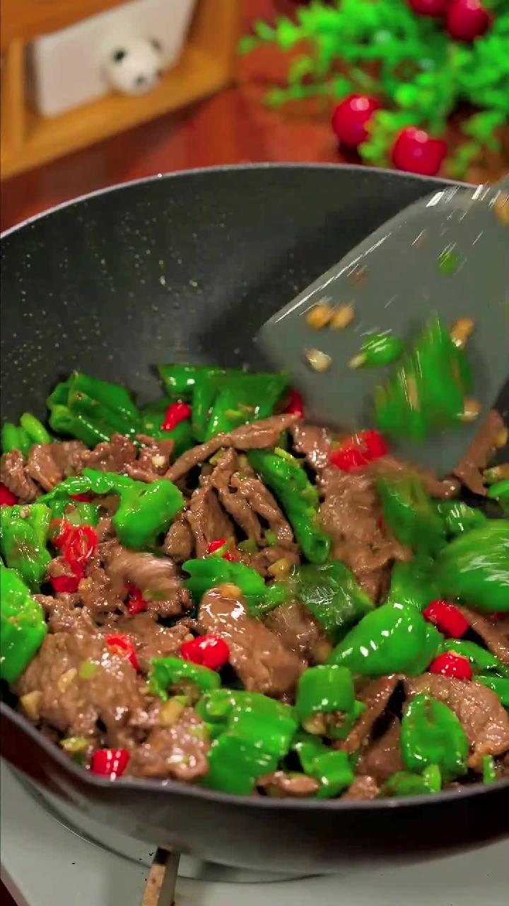 青椒炒牛肉这样做不老不柴肉质鲜嫩,一盘不够吃 炒牛肉