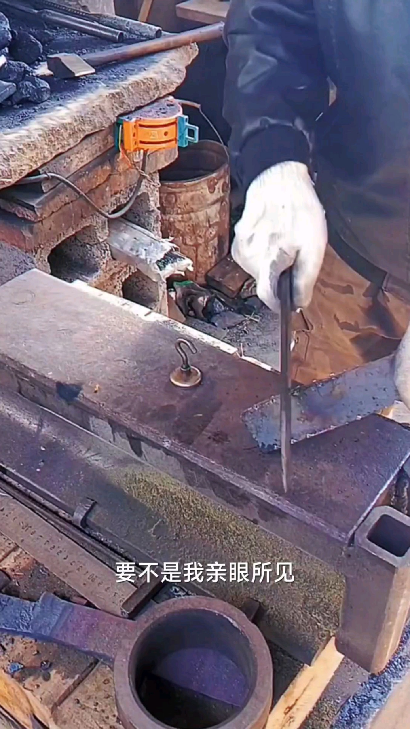 这才是真是削铁如泥!闻名四方的老铁匠制作的这菜刀把铁棍砍成这样了!太锋利了