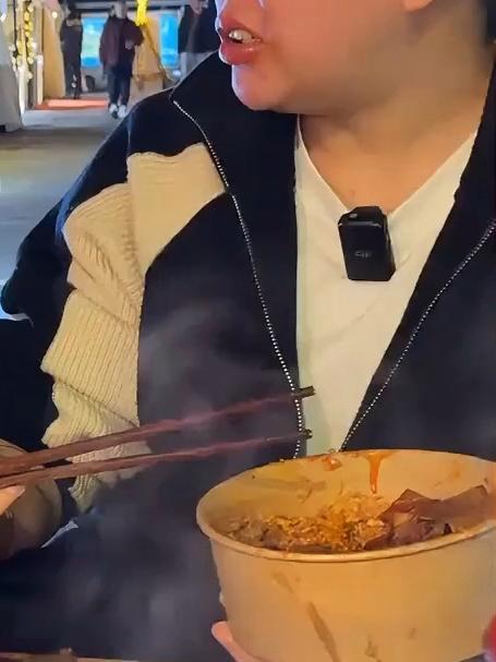 藏在夜市里的地摊火锅 菜单开放度也太高了吧