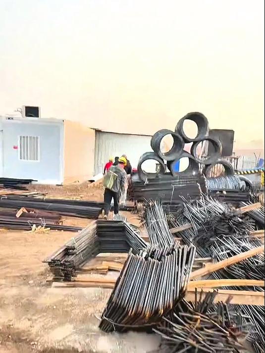 葱爆牛肉盖饭葱挺多啊！哈哈哈哈～配上五香大鸭腿太好吃了