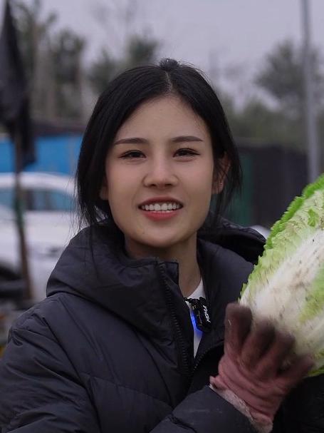 老乡种的大白菜低价贱卖,拔一车帮忙去集上卖,从下午卖到晚上