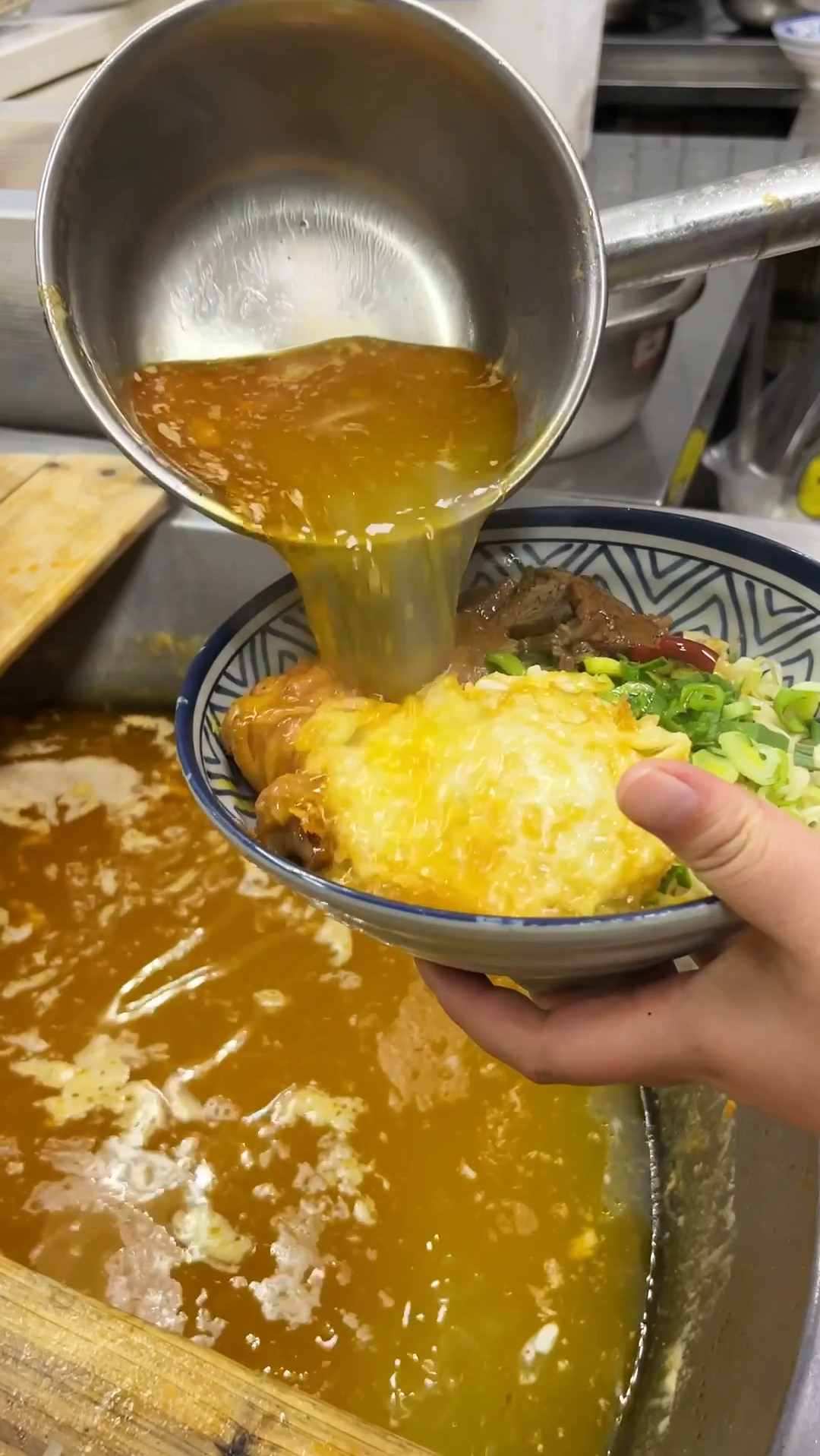 做牛肉汤15年,真材实料几十斤牛骨头熬制一大锅汤,口味始终如一