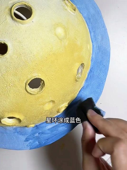 我把喝完的奶茶杯爆改成了星球台灯 底部会随温度变化变色