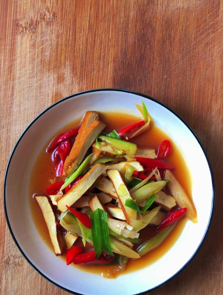 豆腐干怎么做好吃,分享一道豆腐干炒大蒜叶