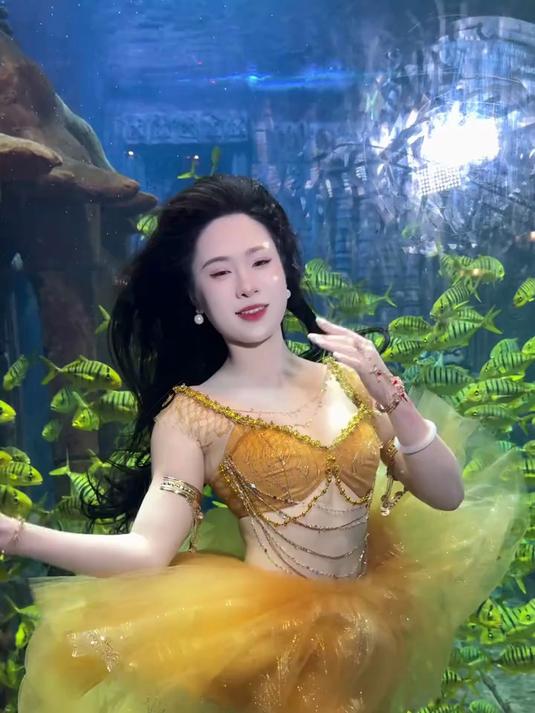 挑战拥有一百件人鱼公主裙,第32件