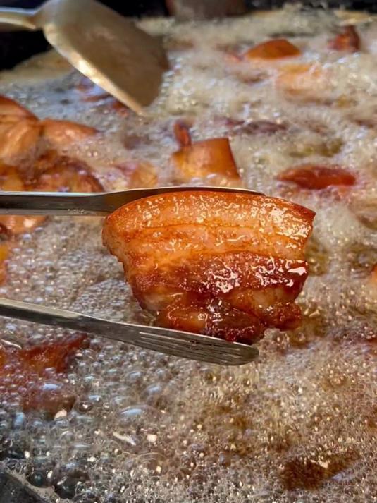 朋友们要求的油底肉做法来了，有的地方也叫坛子肉、闷罐肉