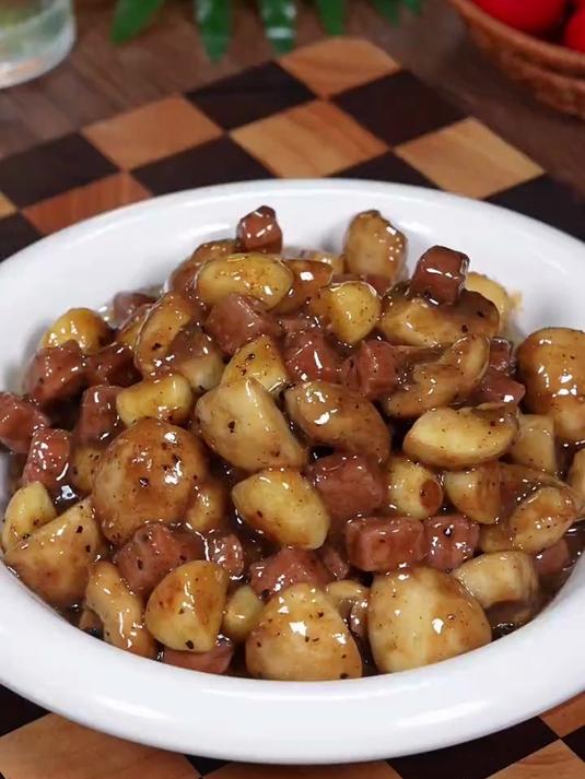 孩子吃饭没胃口，你就安排一道口蘑黑椒牛肉粒
