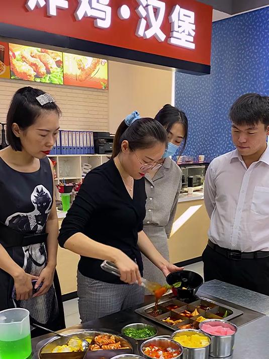火锅杯,边走,边吃,边喝,边玩,形式多样,菜品种类任你选