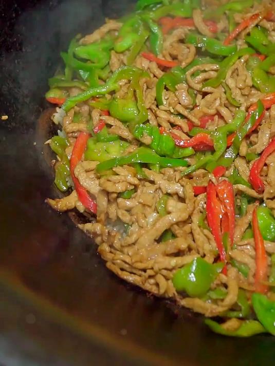 农村的一餐 做一道简单的青椒肉丝锅巴饭和一碗爽口的土豆丝